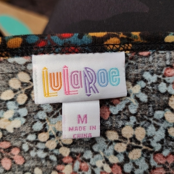 LuLaRoe Black Floral Leaves Oversized Top Women's Medium M High Low Irma EUC - Picture 5 of 6